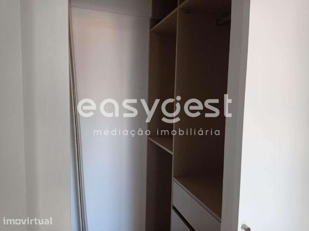 Apartamento T3 convertido em T2 remodelado em Campo de Ourique - Grande imagem: 5/14