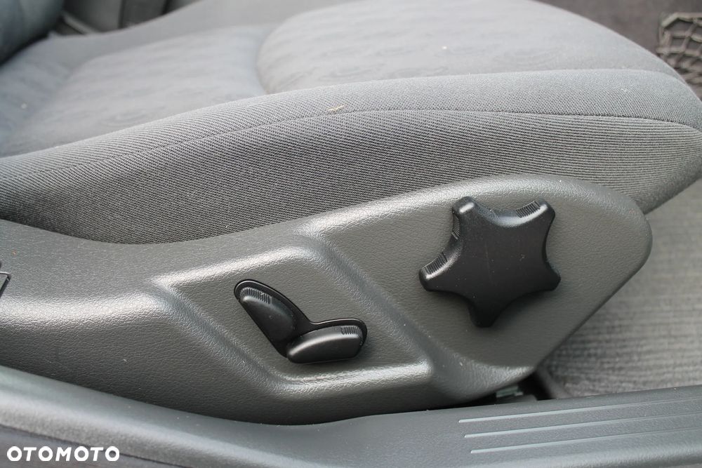 Mercedes-Benz Klasa C 200 CGI Elegance - 19