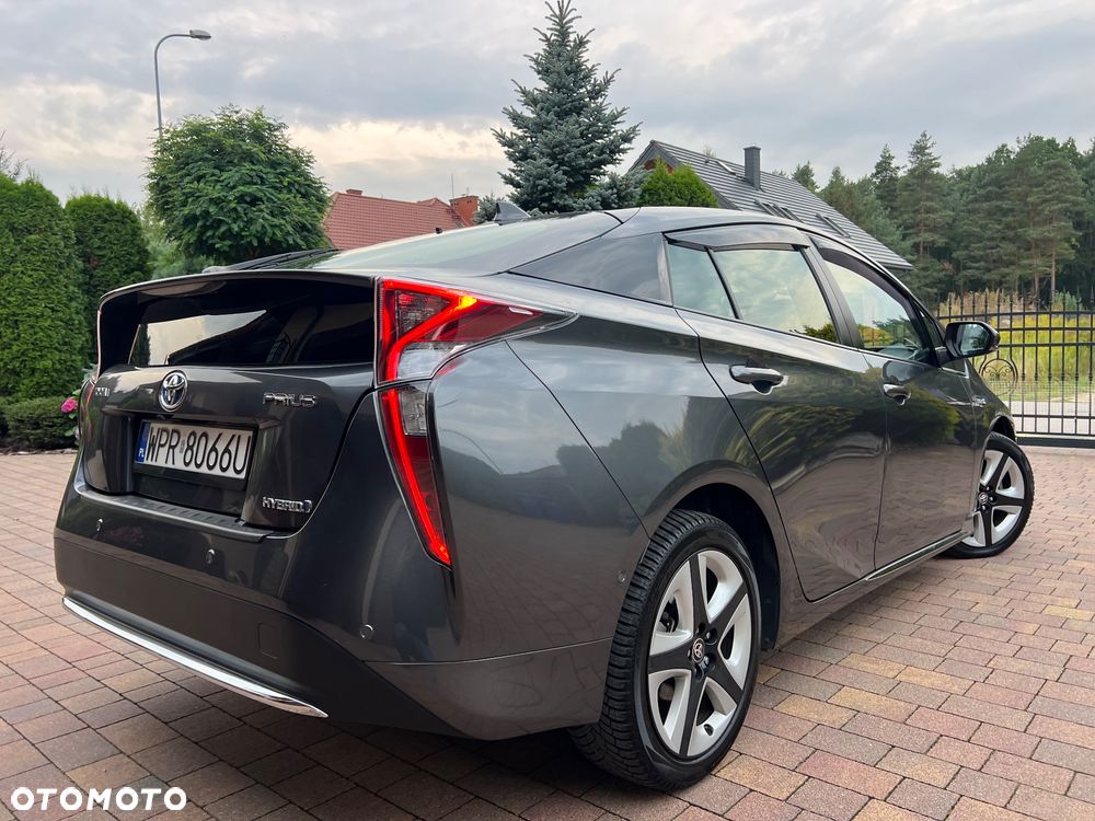 Toyota Prius ver-1-8-hybrid-executive - 9