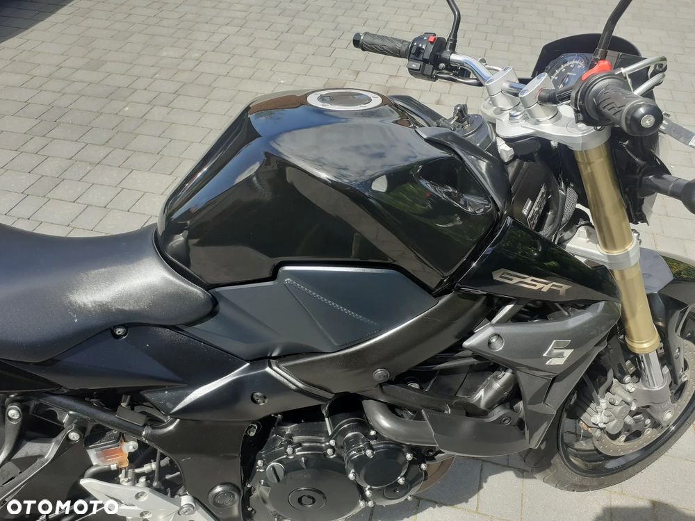 Suzuki GSR - 25