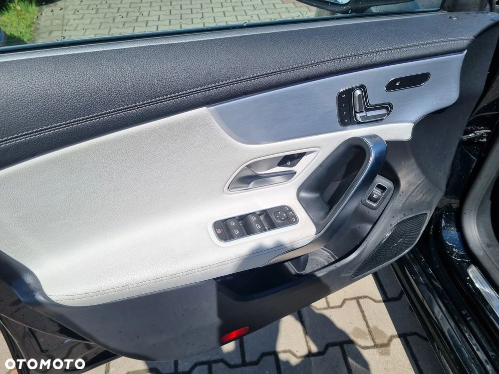Mercedes-Benz CLA 220 4Matic 7G-DCT AMG Line - 25