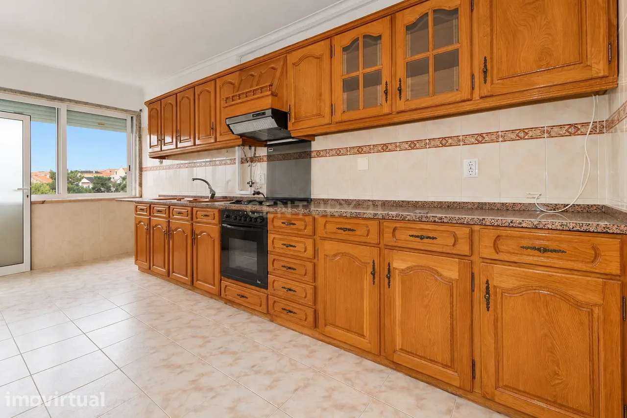 T3 em Corroios com +100m², 2 Marquises e AC | Metro a 700m
