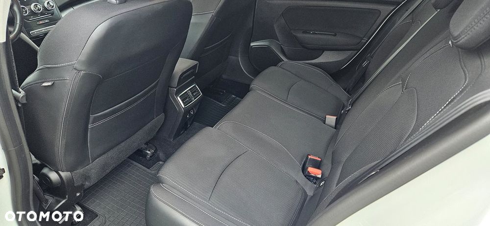 Renault Megane TCe 140 GPF EDC LIMITED - 11