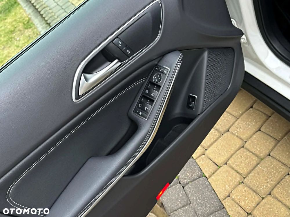Mercedes-Benz GLA 200 7G-DCT Urban - 39
