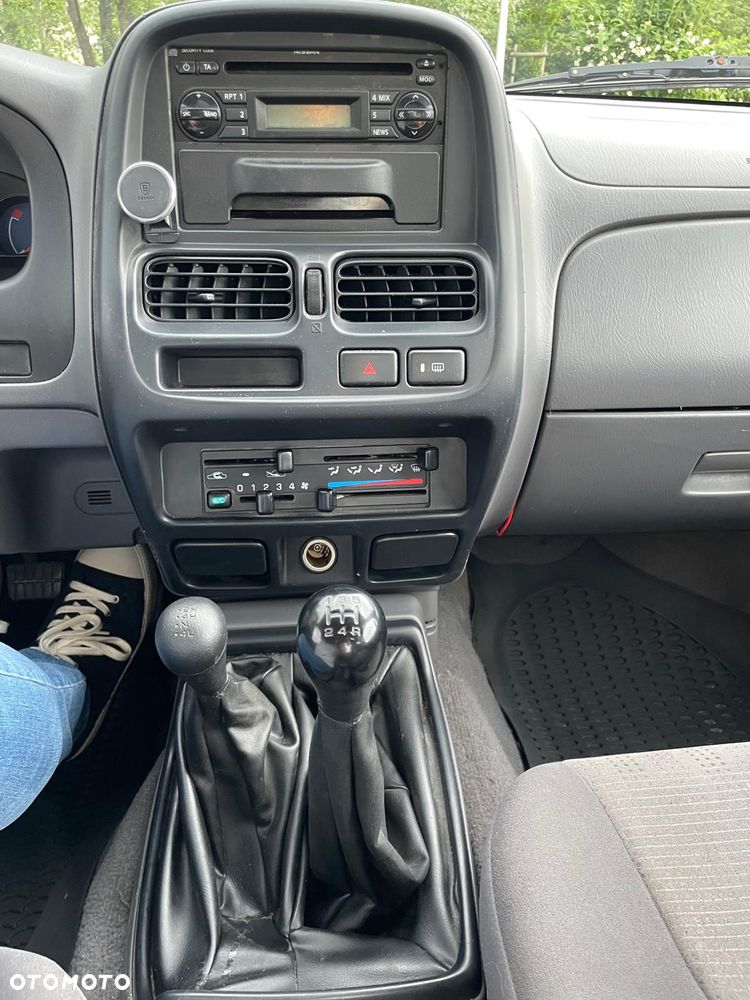 Nissan Pickup - 12