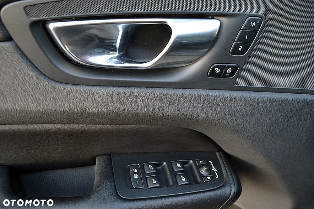 Volvo XC 60 B4 D Plus Dark - 12