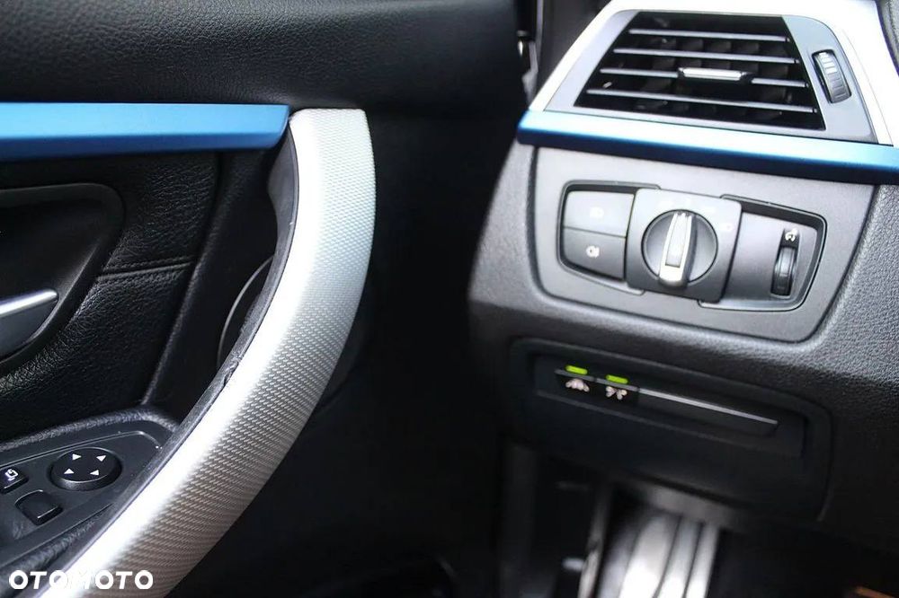 BMW Seria 3 330i M Sport - 12
