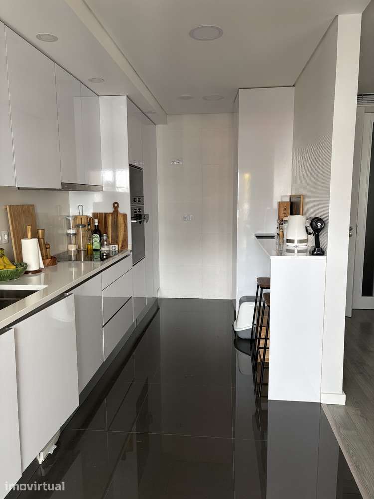Apartamento T2 na Avenida Amália Rodrigues, Jardim da Amoreira, Ramada - Grande imagem: 3/23