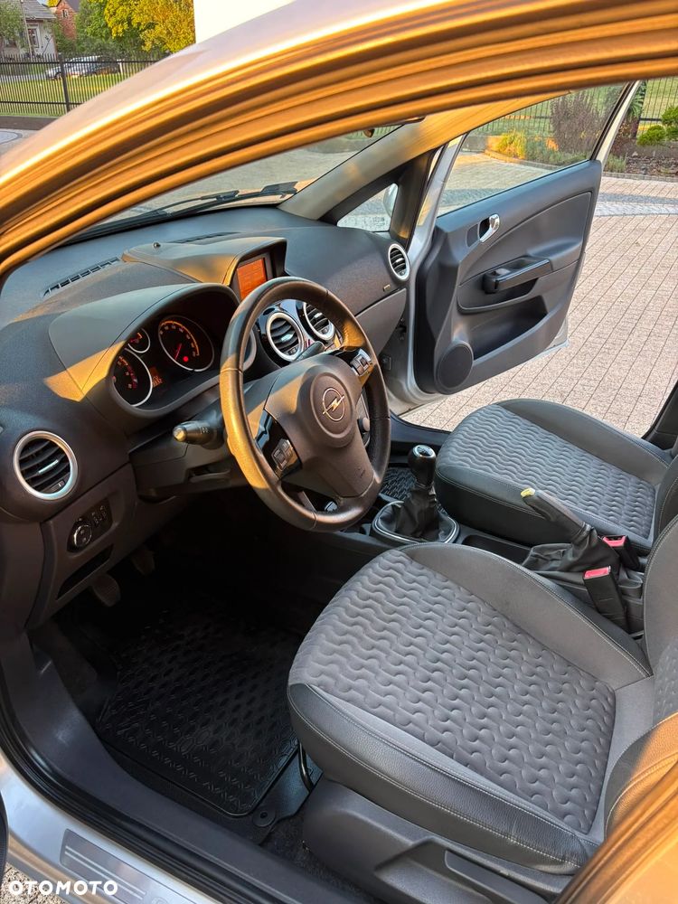 Opel Corsa 1.4 16V Cosmo - 8