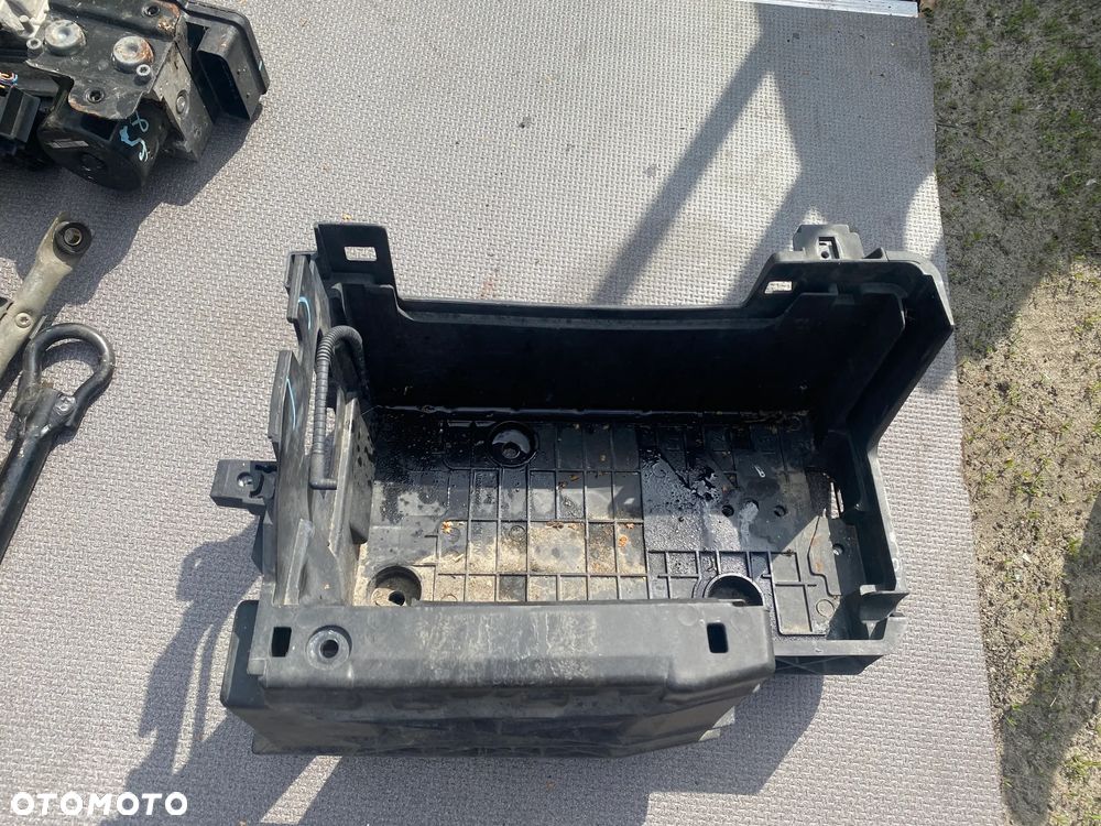 PODSTAWA AKUMULATORA RENAULT LAGUNA III 3 244460001R