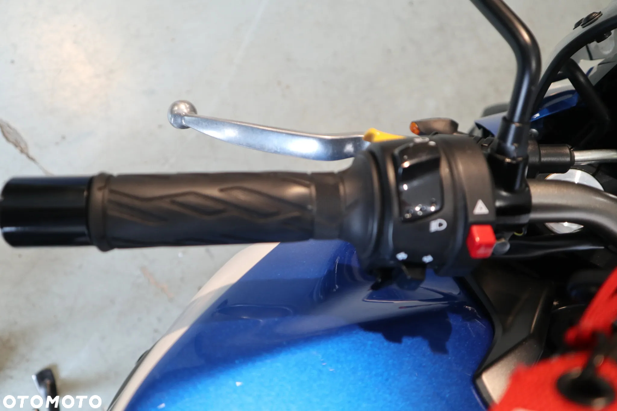Suzuki GSR - 11