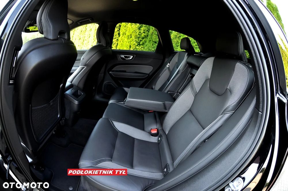 Volvo XC 60 B4 D Plus Dark - 24
