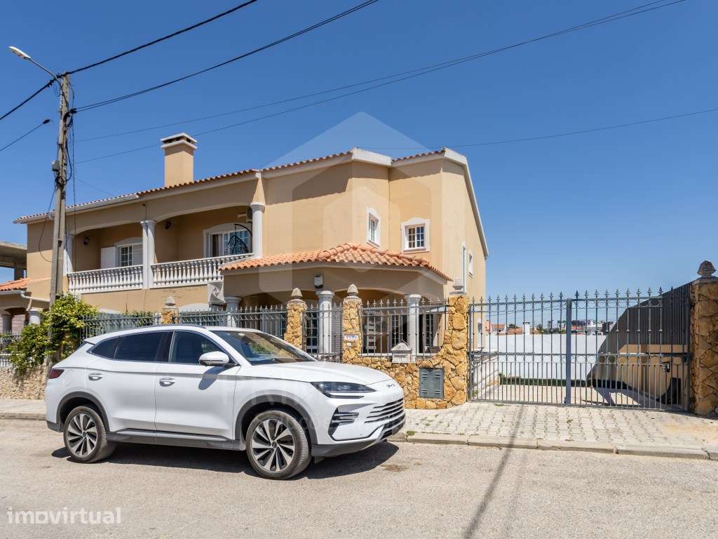 Moradia T4 |300 m² de área útil e garagem em Fernão Ferro - Grande imagem: 5/43