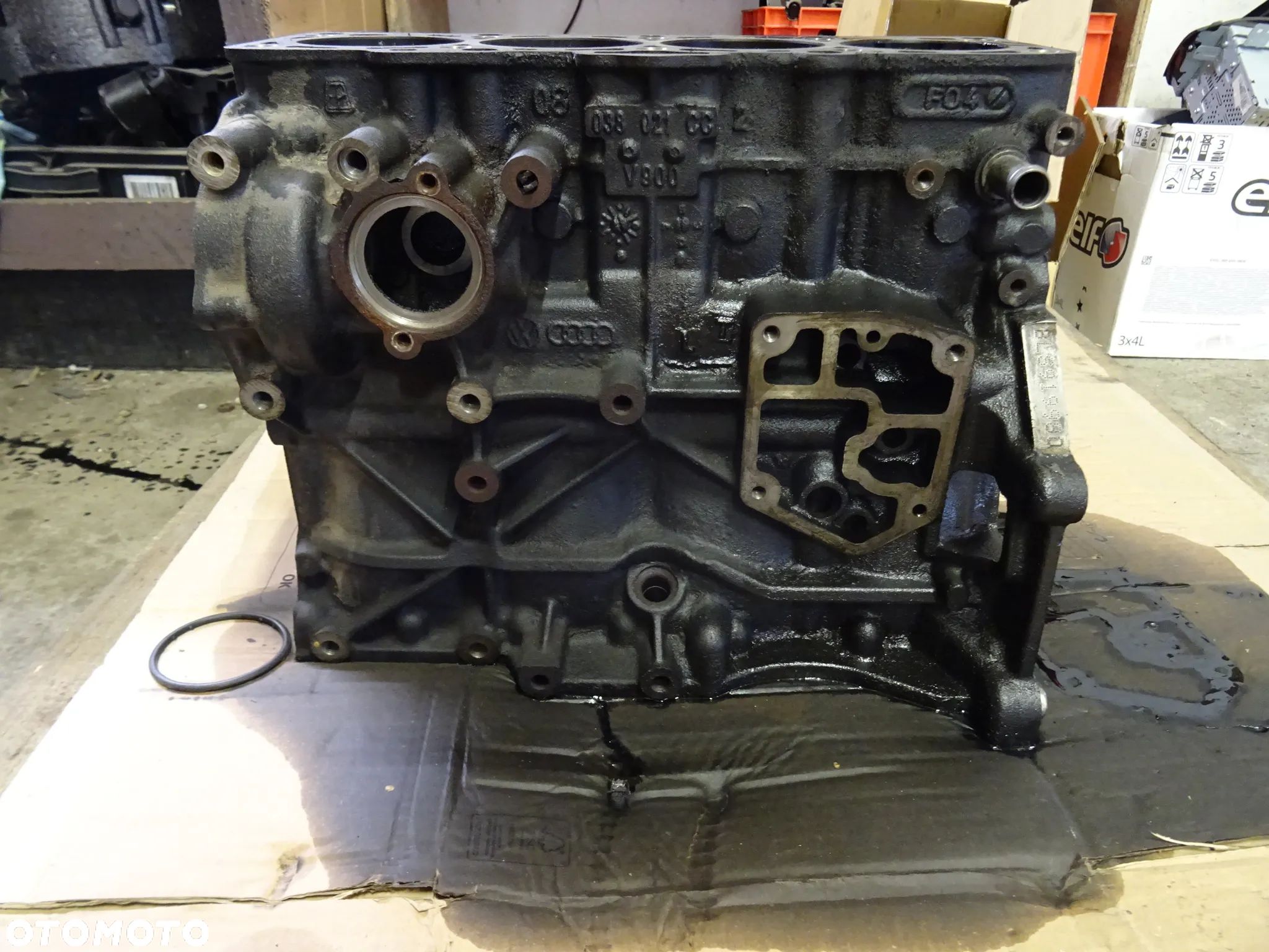 VW GOLF V 1.9TDI BLS BLOK SILNIKA 038021CC - 1