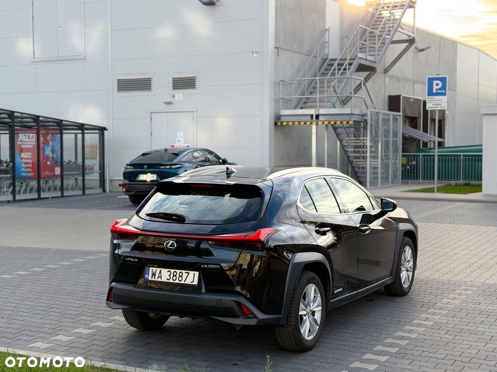 Lexus UX 250h Business Edition - 3