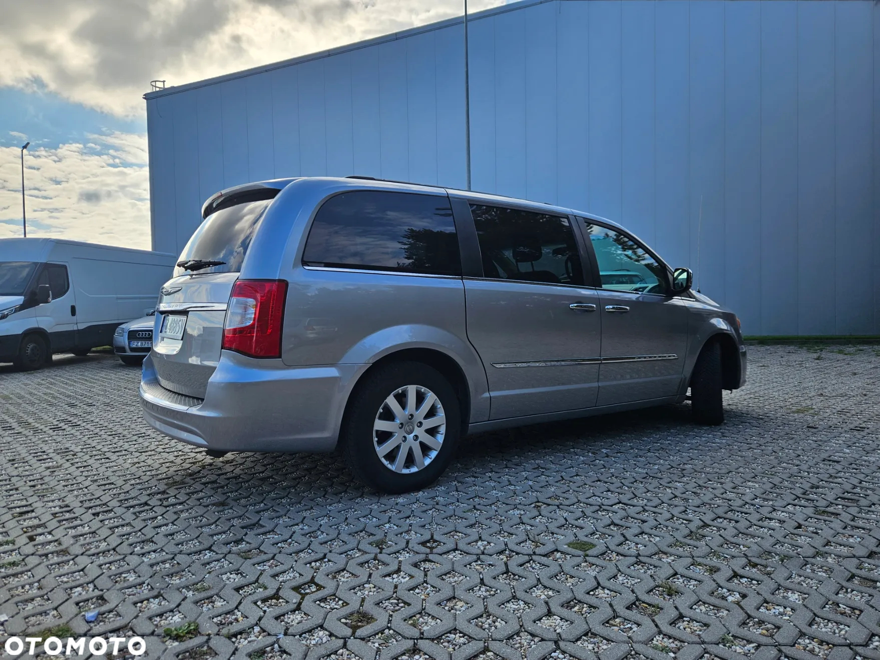 Chrysler Town & Country - 2