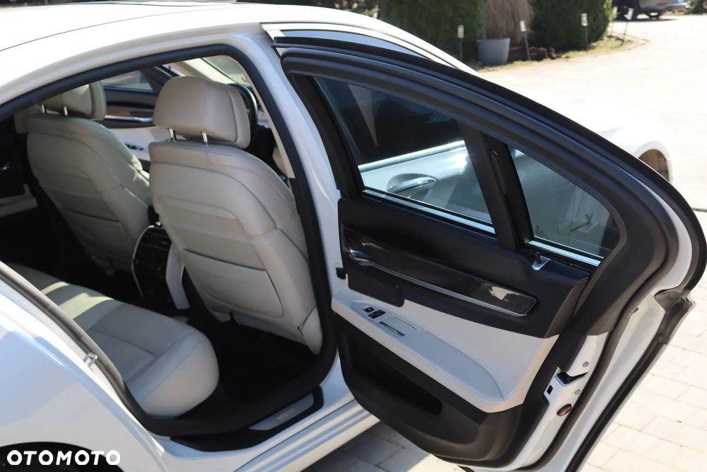 BMW Seria 7 750Li - 27