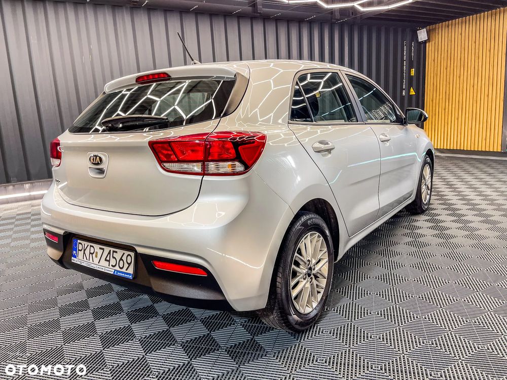 Kia Rio 1.2 L - 12