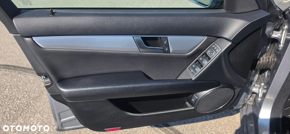 Mercedes-Benz Klasa C 220 CDI DPF Automatik BlueEFFICIENCY Avantgarde - 19
