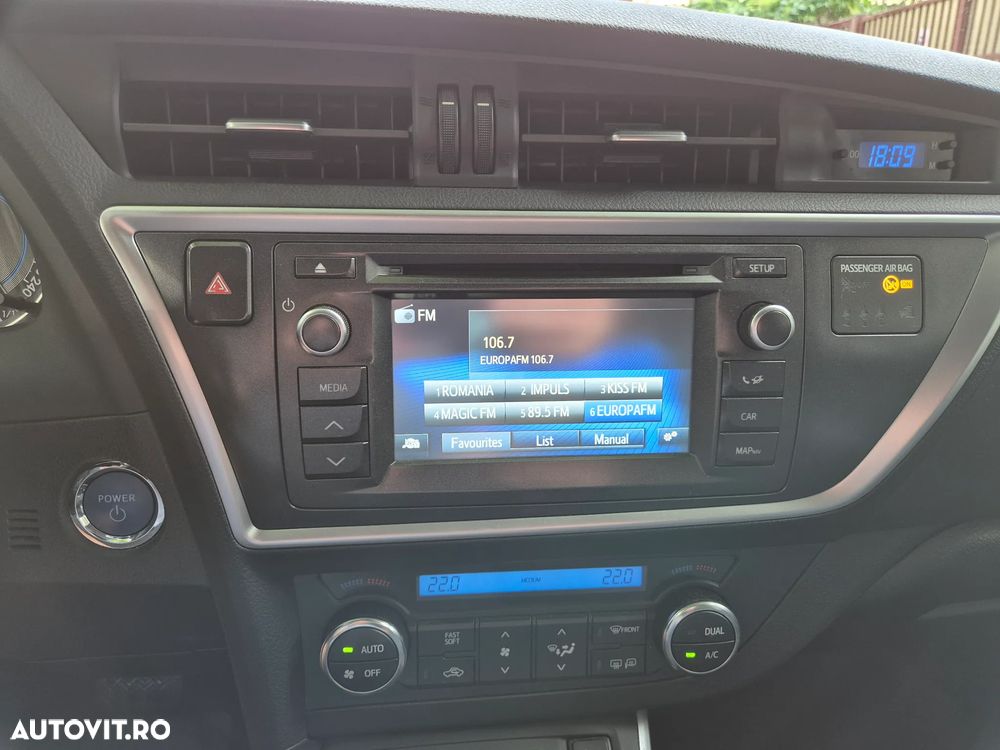 Toyota Auris 1.8 L VVT-i HSD Sol - 13