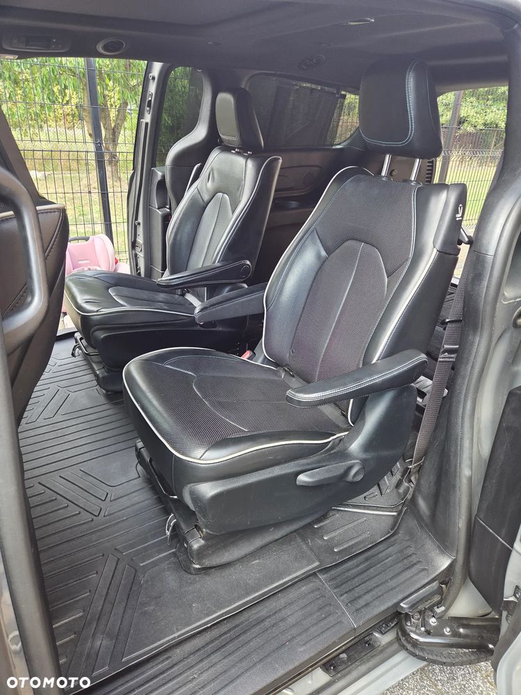 Chrysler Pacifica - 35