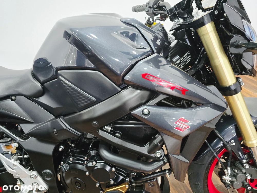 Suzuki GSR - 12