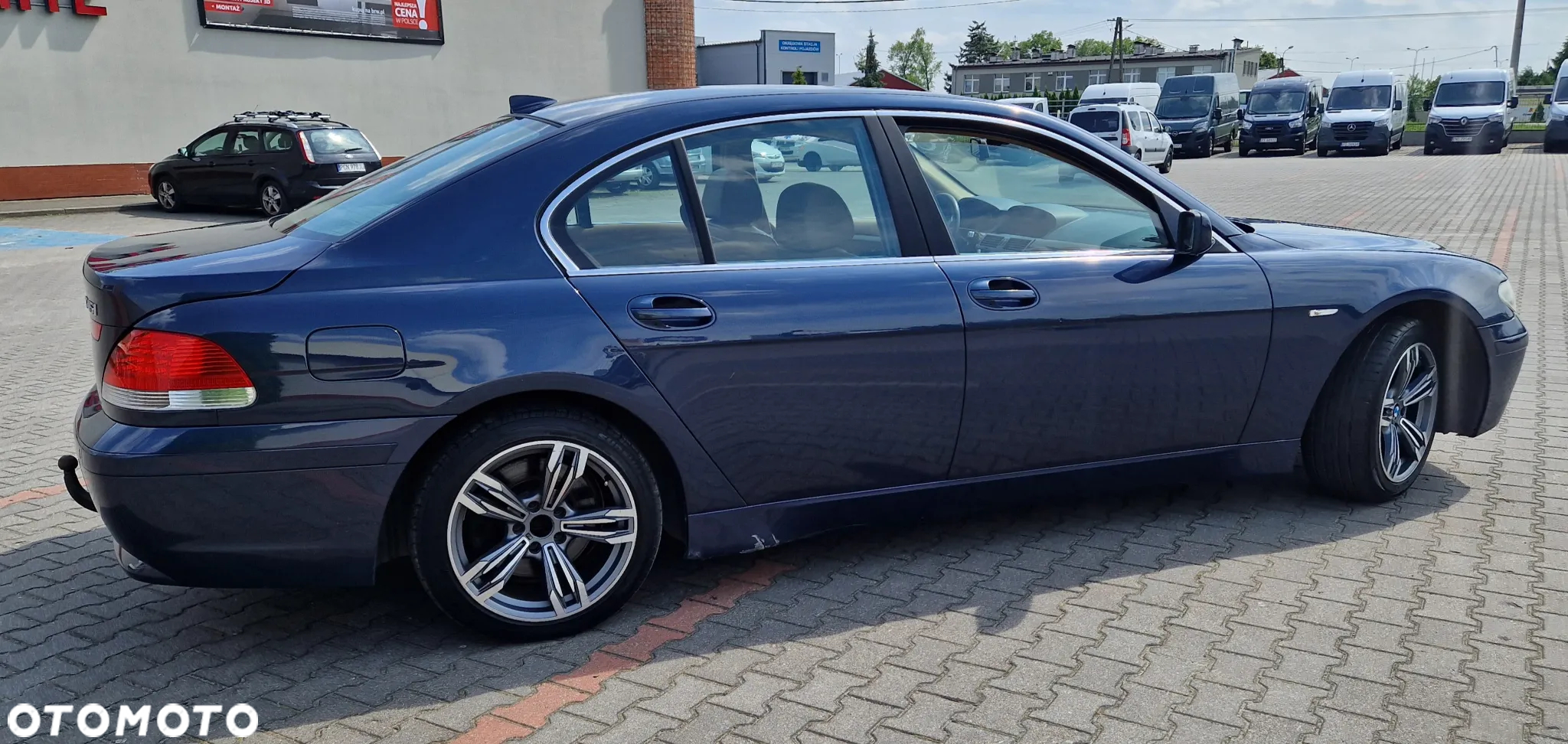 BMW Seria 7 745i - 12