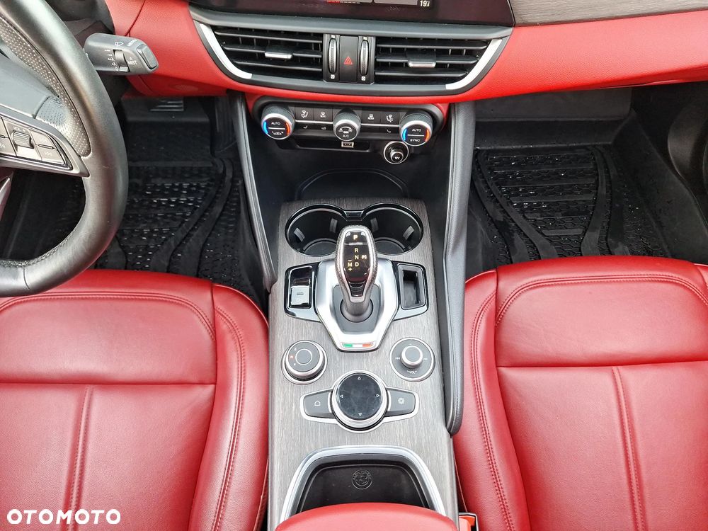 Alfa Romeo Giulia 2.0 Turbo 16V AT8-Q4 Ti - 18