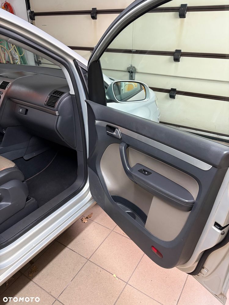 Volkswagen Touran 2.0 TDI DPF Highline - 17