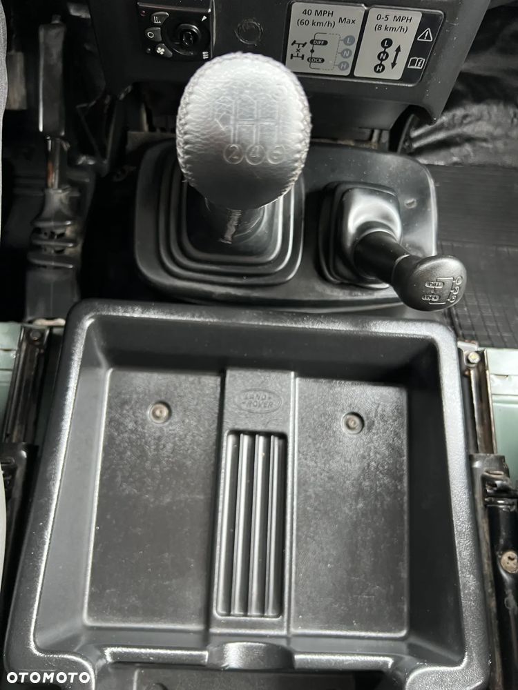 Land Rover Defender - 17