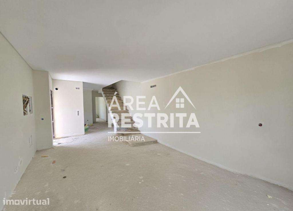 MORADIA GEMINADA T3 COM QUARTO RC QUINTA DAS LARANJEIRAS, FERNÃO FERRO - Grande imagem: 2/31