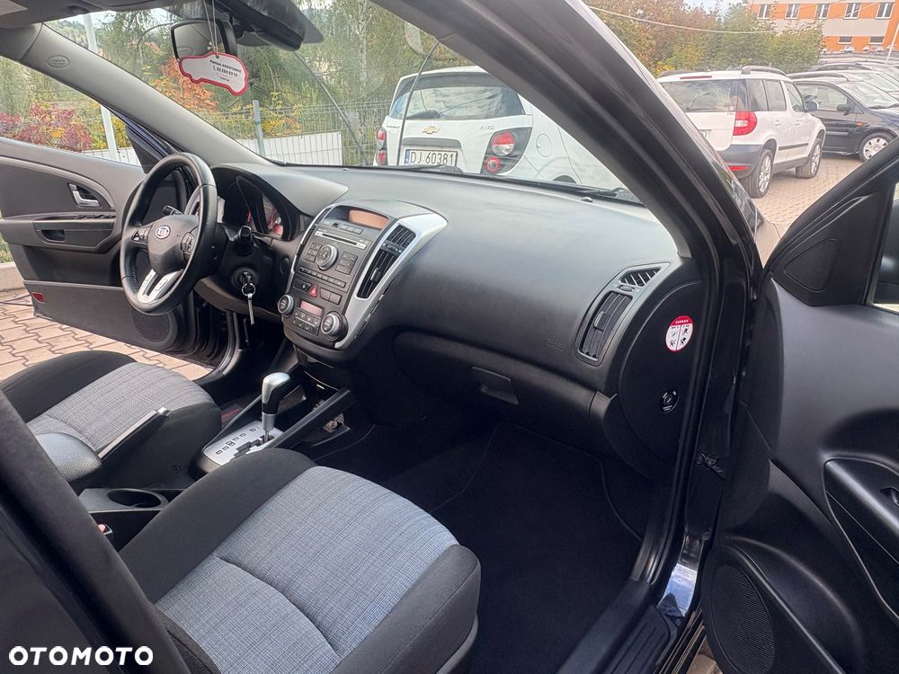Kia Ceed - 11