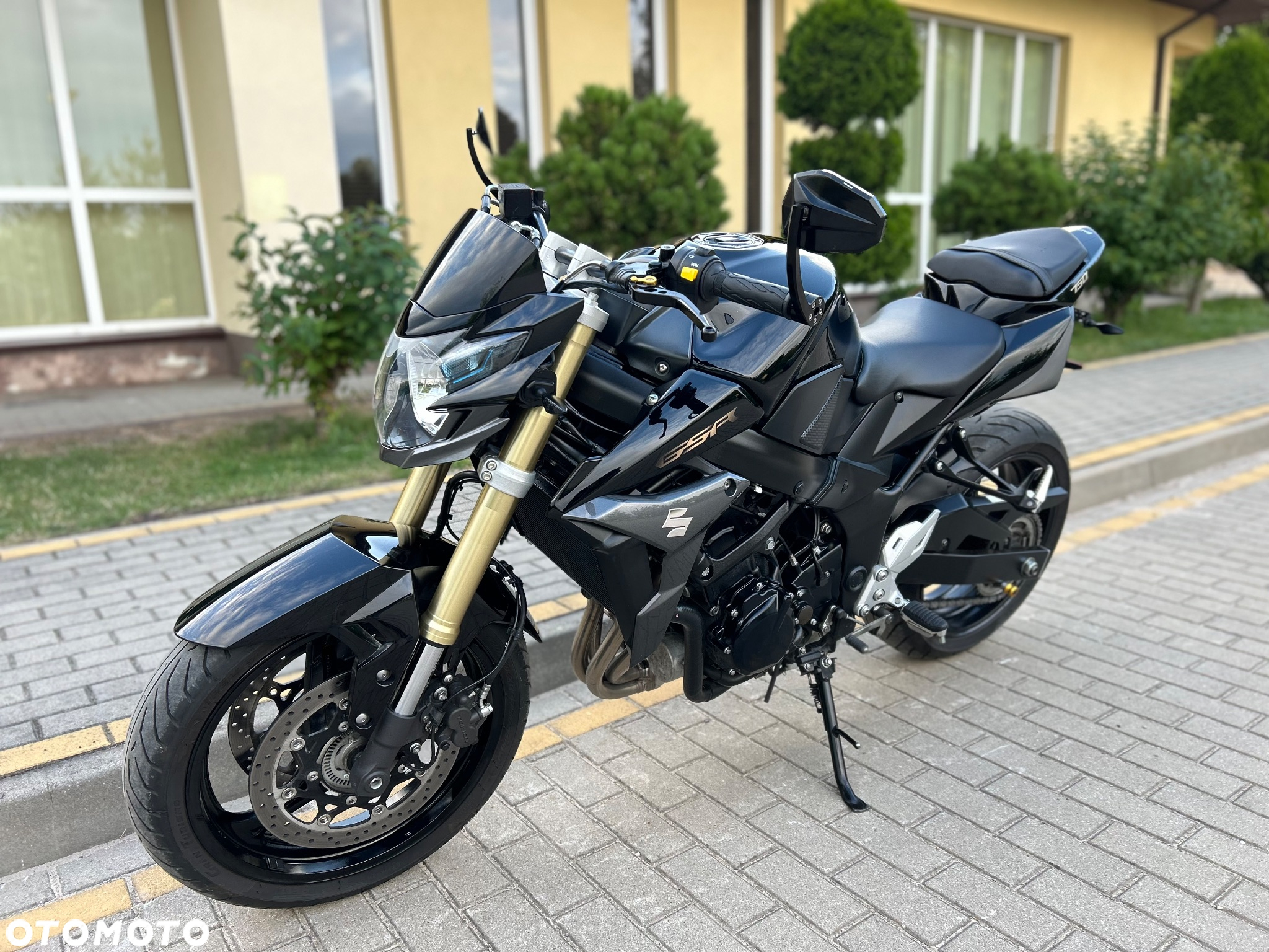 Suzuki GSR - 9