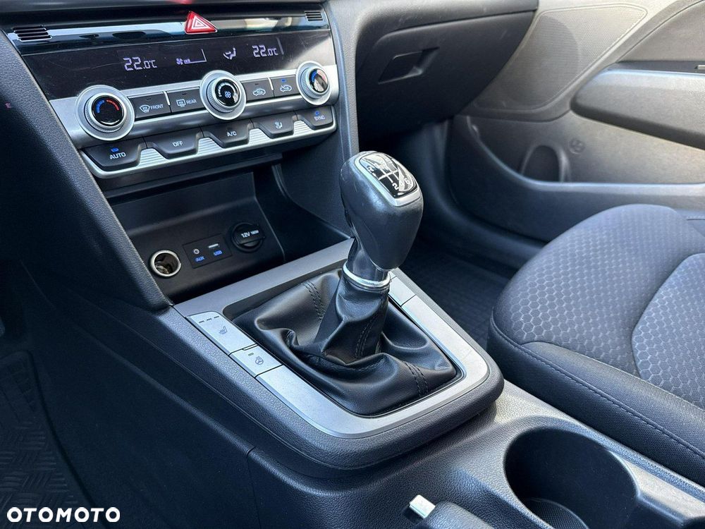Hyundai Elantra 1.6 Comfort Premiere - 22