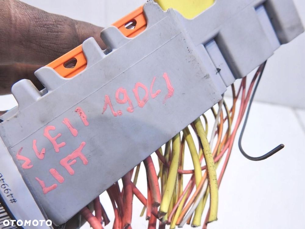 SKRZYNKA BEZPIECZNIKÓW RENAULT SCENIC II 1.9 DCI - 2