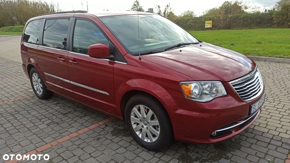 Chrysler Town & Country - 7