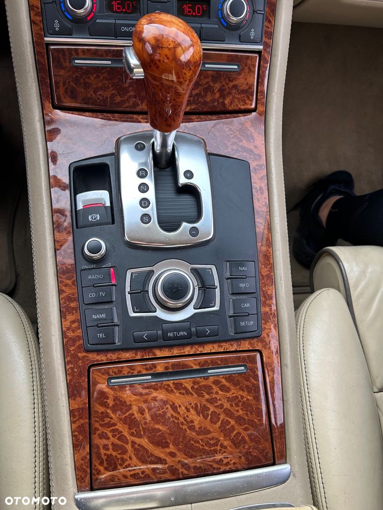 Audi A8 4.2 L Quattro - 11