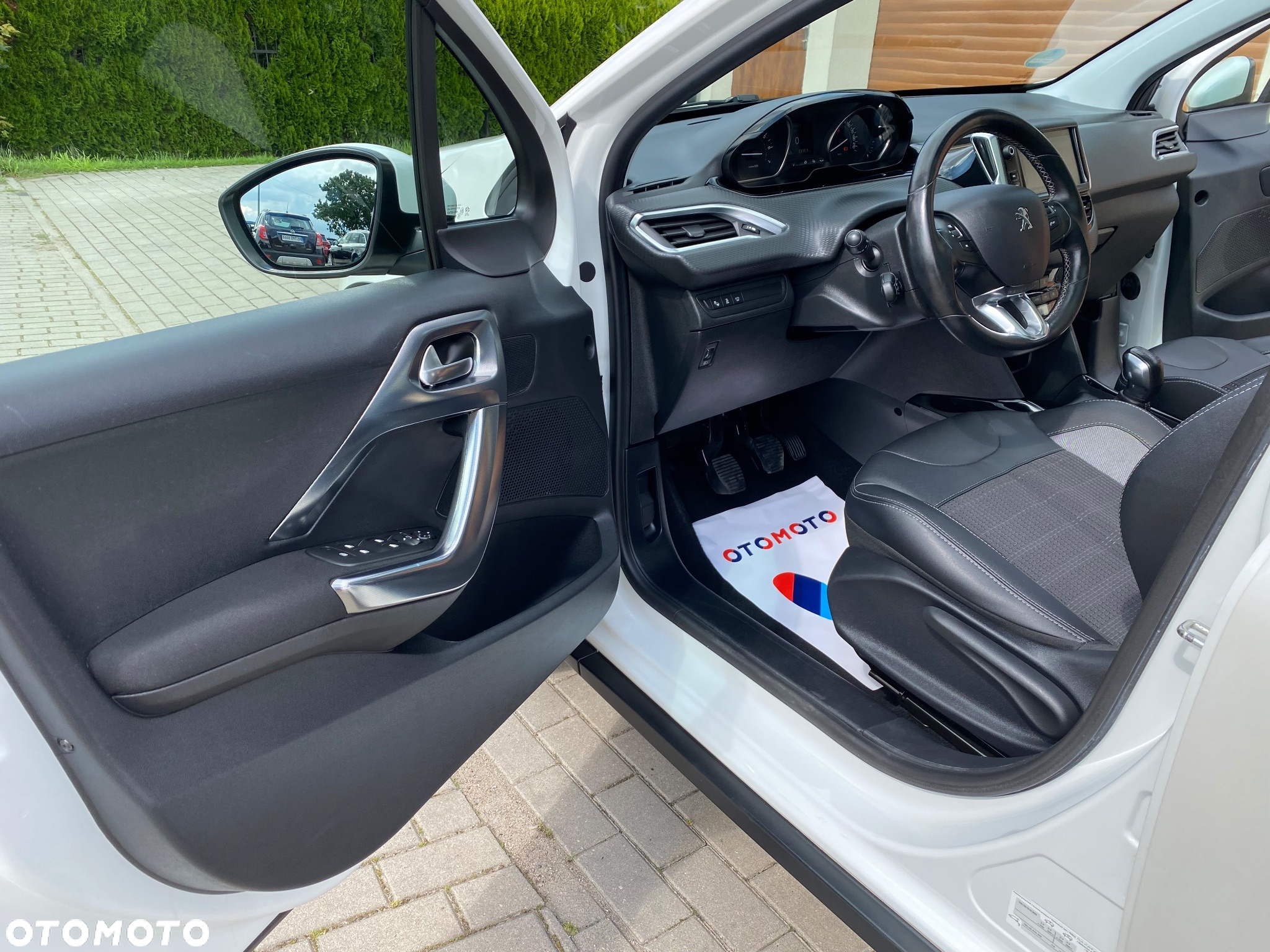 Peugeot 2008 1.2 Pure Tech Allure S&S - 15