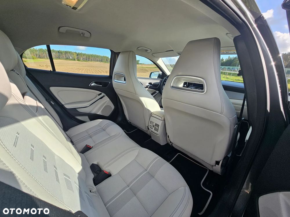 Mercedes-Benz GLA 180 7G-DCT - 11