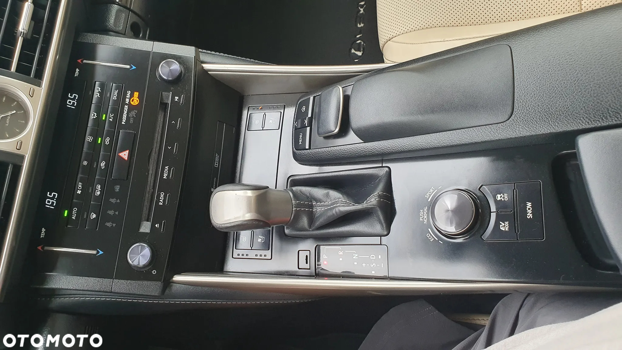 Lexus IS 300h Business Edition - 15