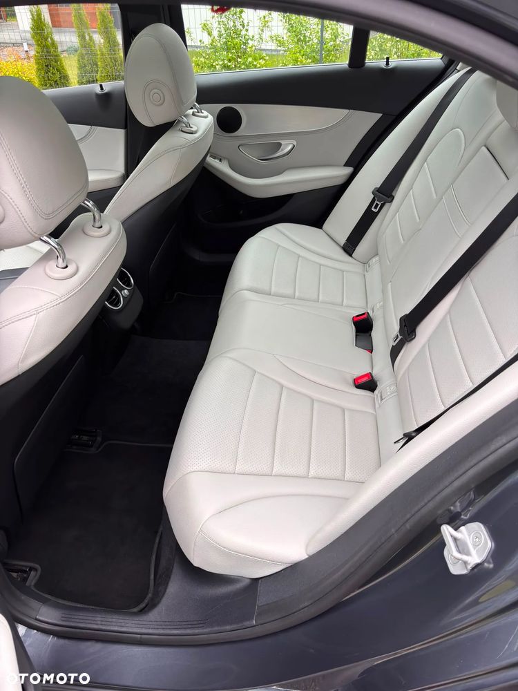 Mercedes-Benz Klasa C 300 7G-TRONIC AMG Line - 20
