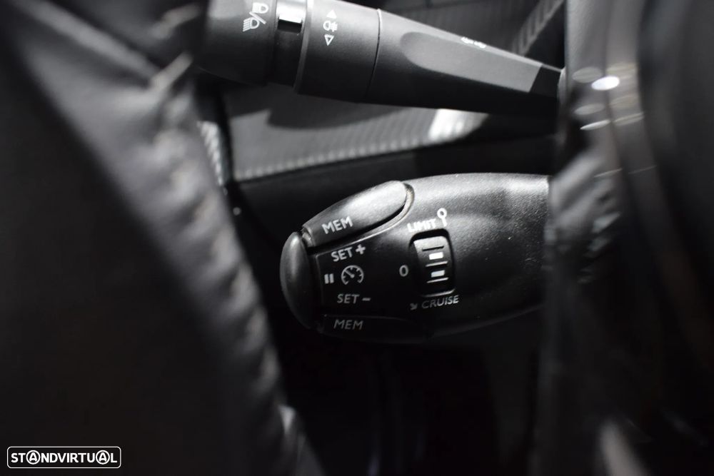 Peugeot 2008 1.2 PureTech Allure - 19