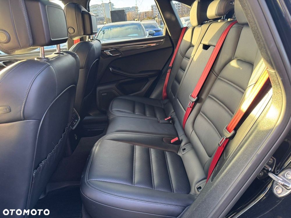 Porsche Macan Turbo - 32