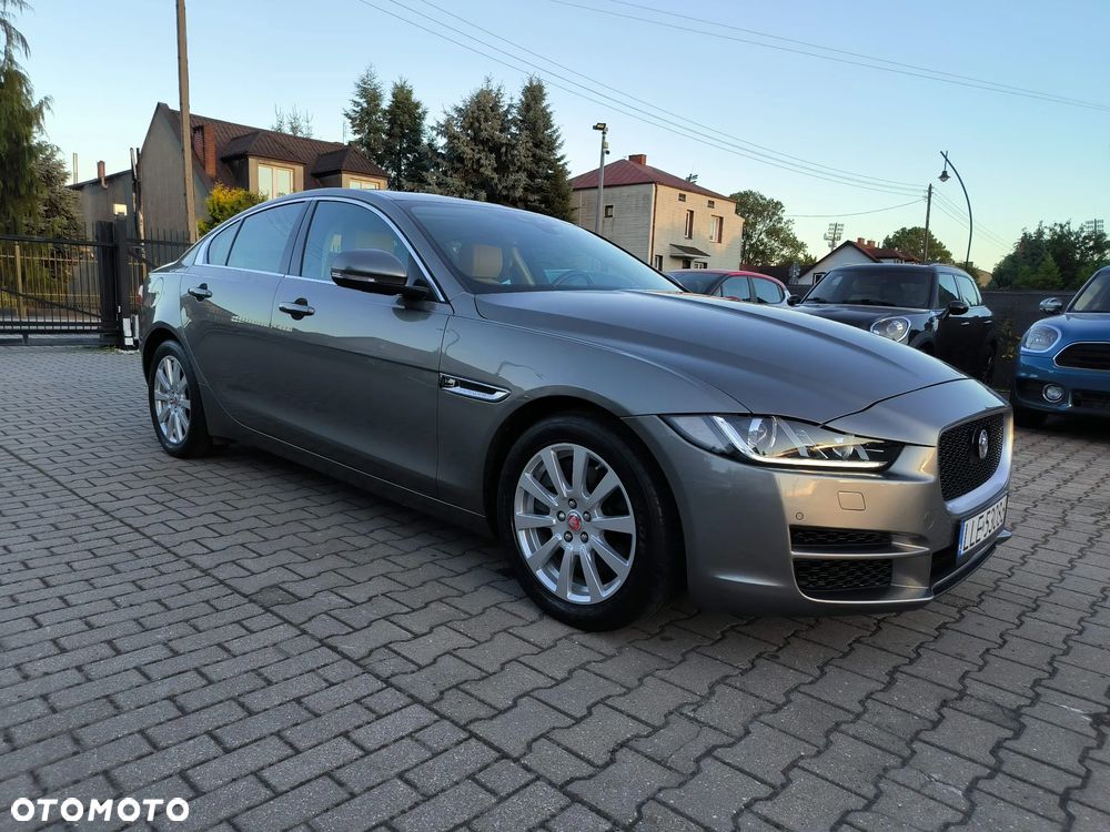 Jaguar XE 2.0 T Prestige - 27
