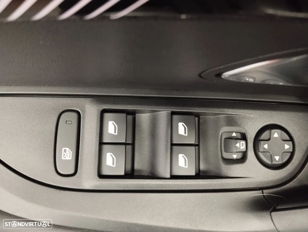 Peugeot 2008 1.2 PureTech Allure — fotografia 18