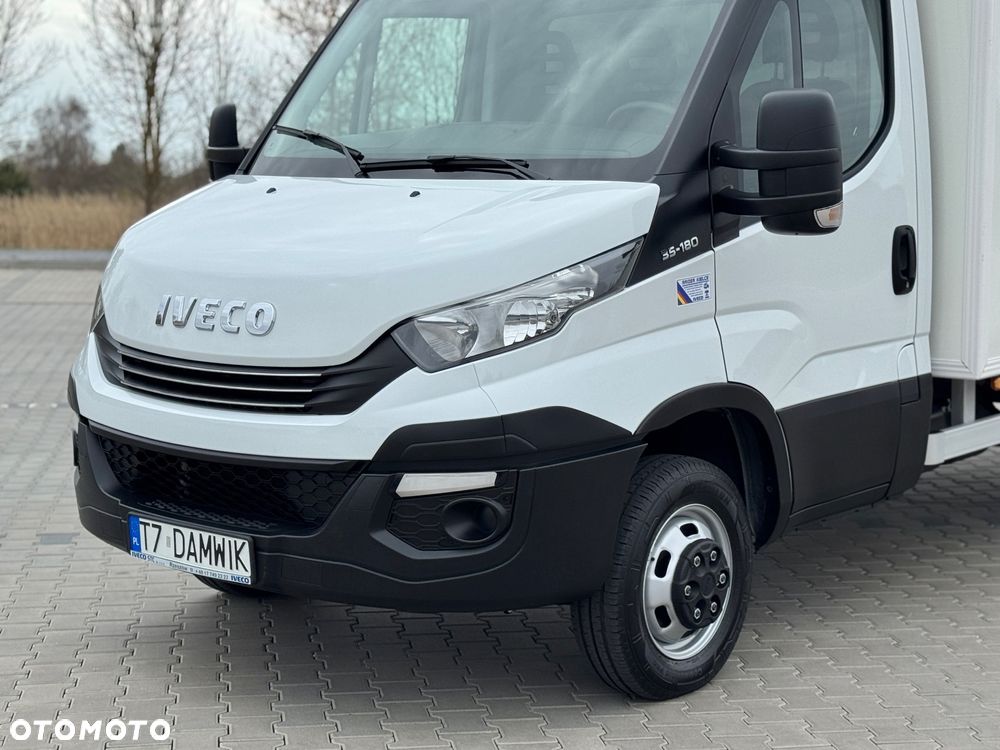 Iveco Daily‼️35/50C18‼️3.0 HI-MATIC Chłodnia/Mroźnia zakres -29C/+20C Grzanie Carrier XARIOS 500 Grube Ściany/Podłoga Przegroda komorowa‼️ na bliźniaku Poduszki Pneumatyczne DMC3500kg Zewnętrzne źródło zasilania 400V - 30