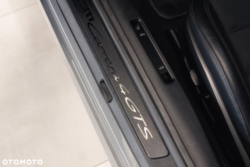 Porsche 911 Carrera 4 GTS - 32