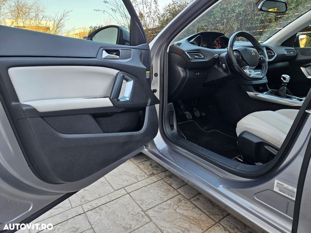 Peugeot 308 1.2 L PureTech Turbo Allure - 15