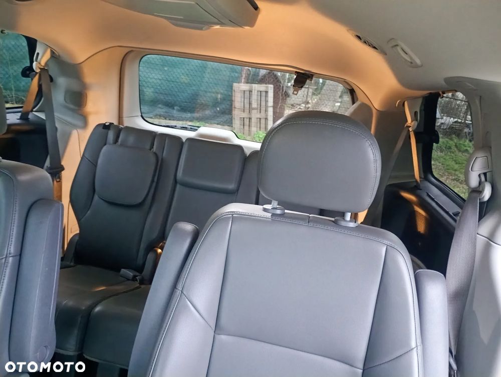 Volkswagen Routan - 11