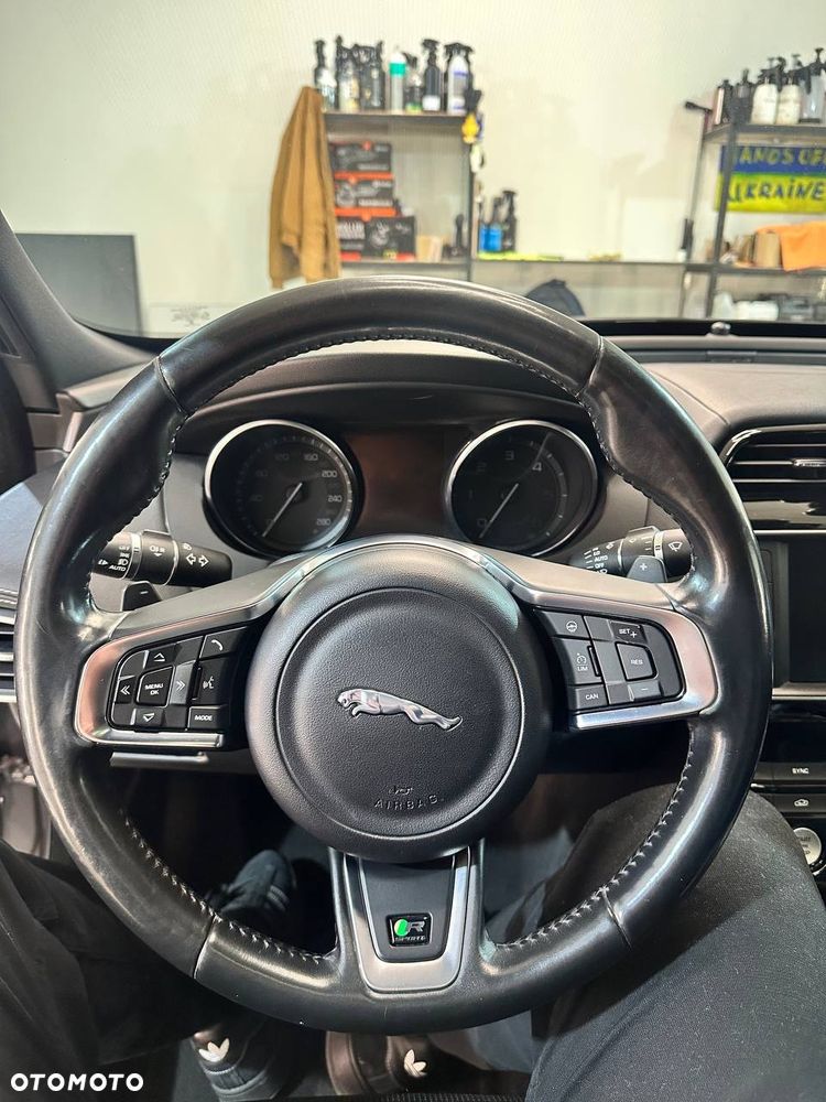 Jaguar XE 2.0 D AWD R-Sport - 14